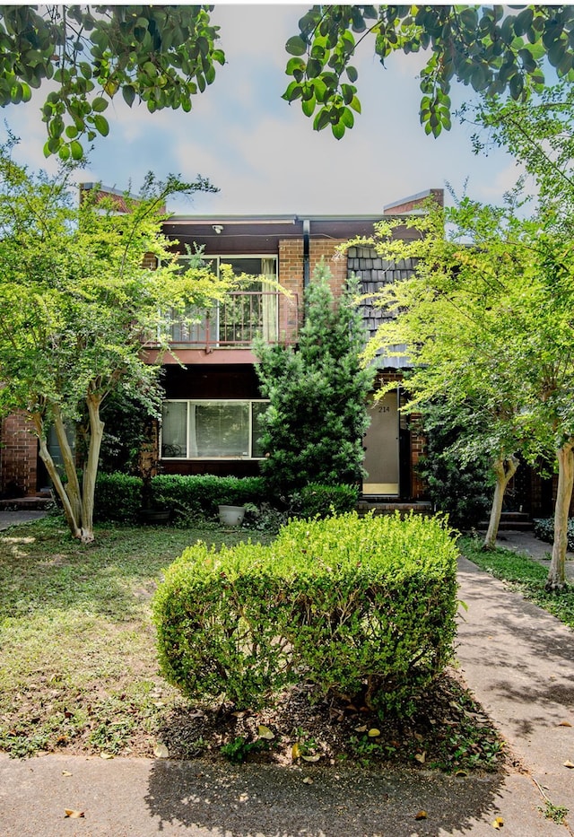 214 Belmont Rd, Tallahassee, FL 32301 - view of front facade with a balcony and brick siding