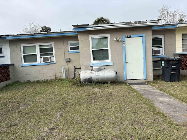 view of front of home with a front lawn