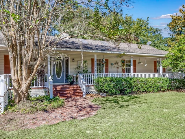 view of front of property featuring a front lawn and covered porch