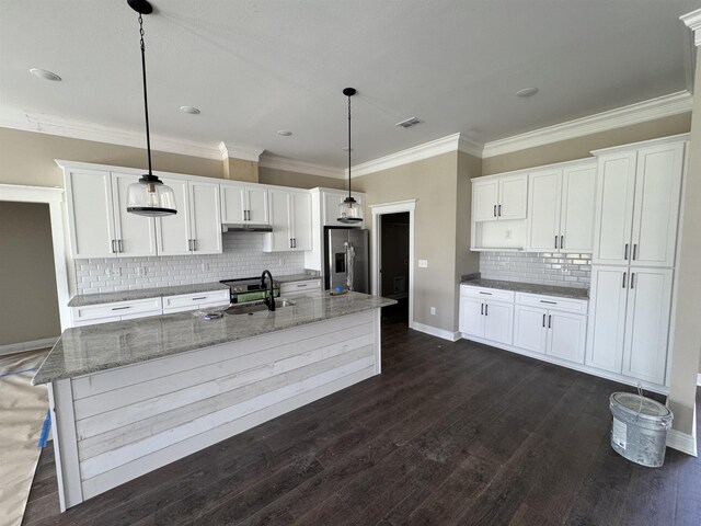 kitchen with tasteful backsplash, under cabinet range hood, stainless steel fridge with ice dispenser, a sink, and crown molding