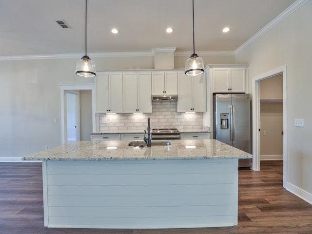 kitchen featuring crown molding, white cabinets, a sink, stainless steel appliances, and a center island with sink