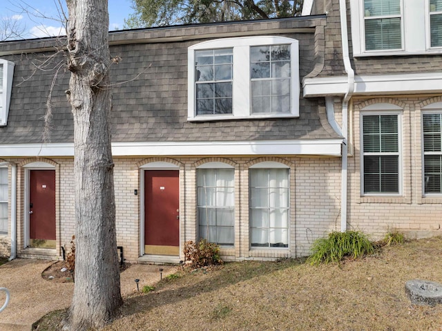 view of property featuring a front yard