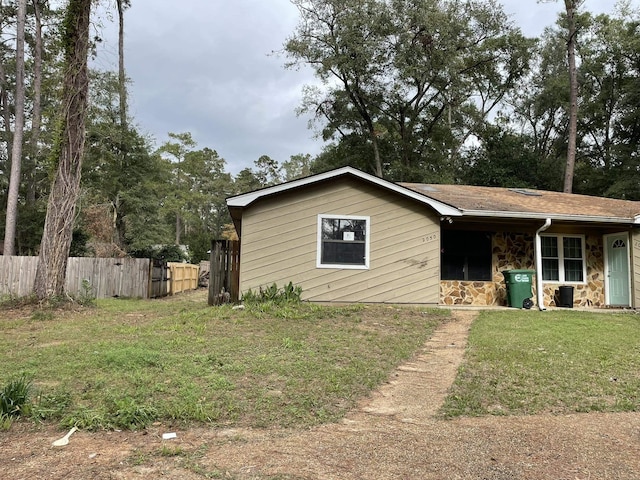 ranch-style house featuring a front lawn