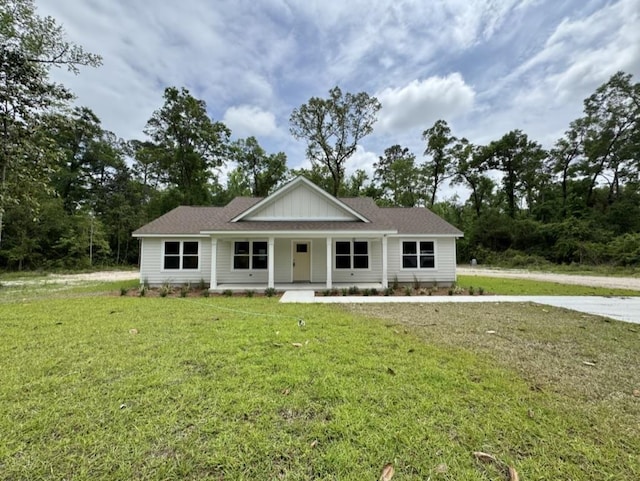 view of front of house featuring a porch and a front lawn