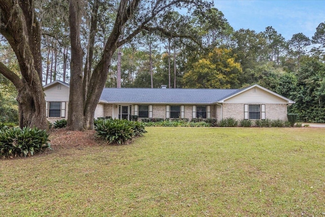 single story home featuring a front yard