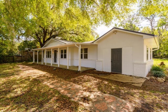 181 E Center St, Perry, FL 32348 - view of front facade featuring a porch and stucco siding