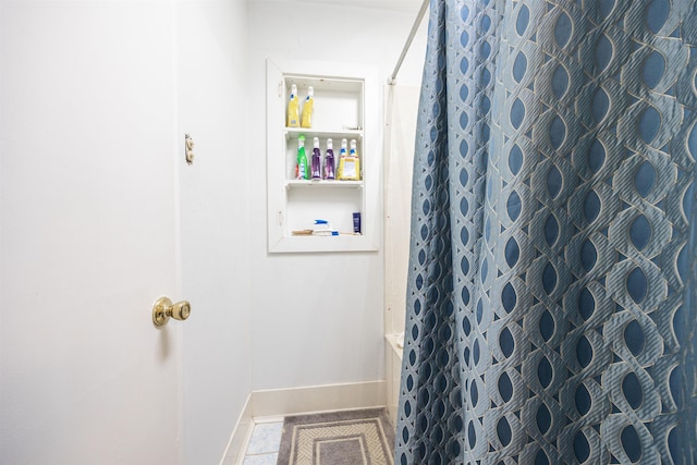 bathroom featuring a shower with shower curtain