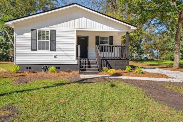 bungalow-style home with a front lawn and a porch