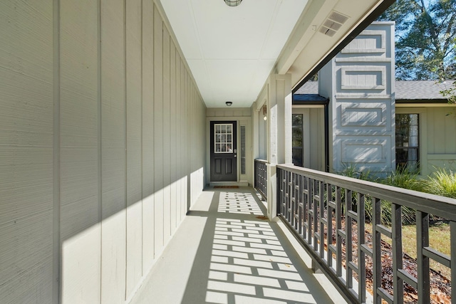 property entrance featuring a balcony