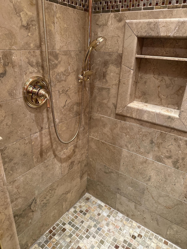 bathroom featuring a tile shower