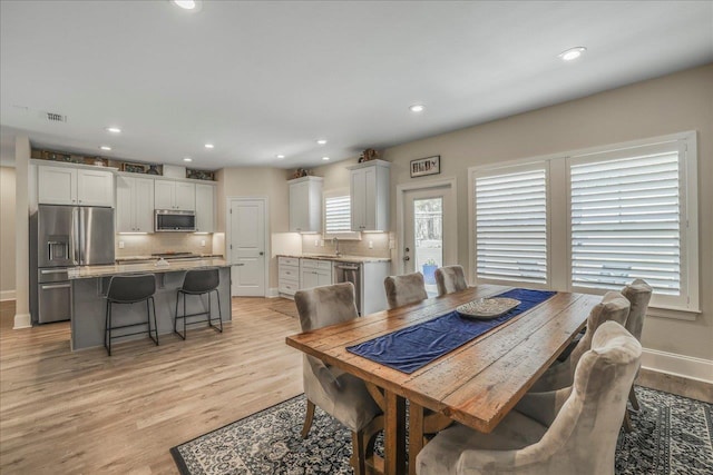 dining space featuring recessed lighting, visible vents, baseboards, and light wood-style floors