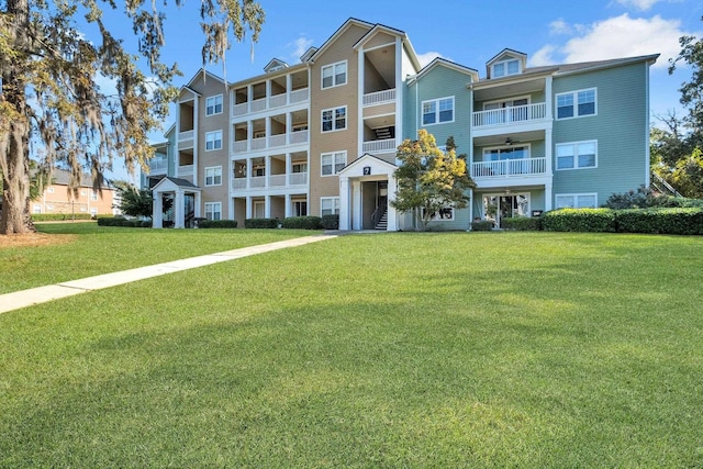 view of front of house featuring a front yard