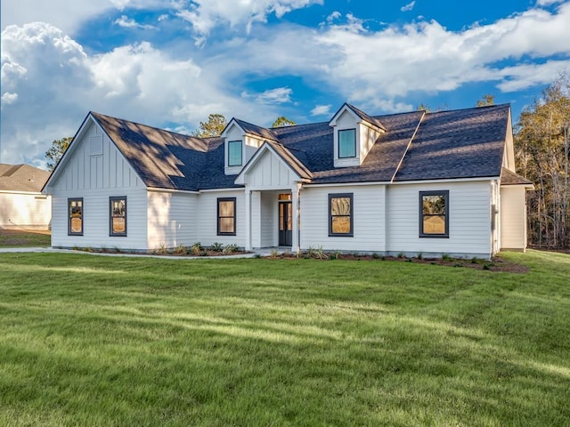 modern farmhouse featuring a front yard