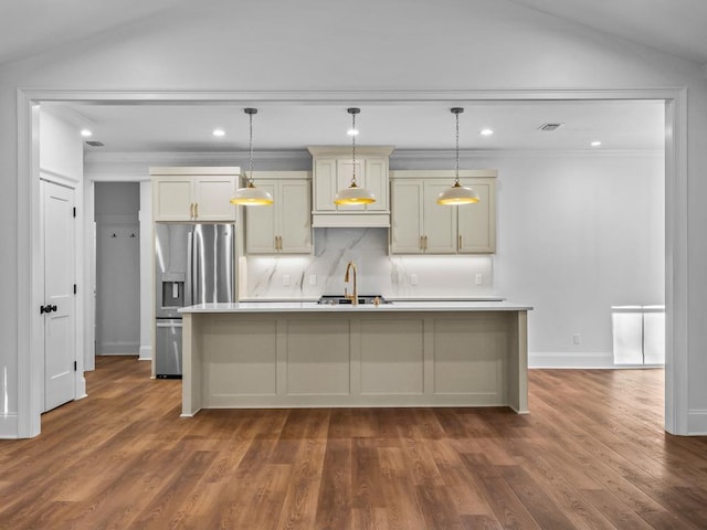 kitchen featuring tasteful backsplash, sink, dark hardwood / wood-style floors, stainless steel fridge with ice dispenser, and a kitchen island with sink