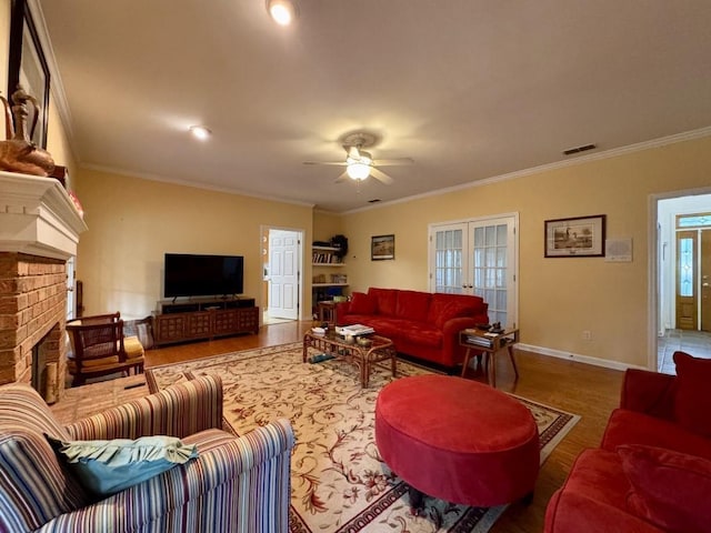 living area featuring crown molding, ceiling fan, wood finished floors, and baseboards