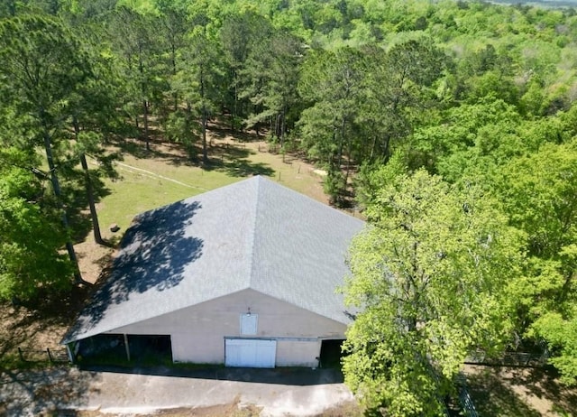 birds eye view of property featuring a forest view
