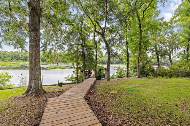 view of yard featuring a water view