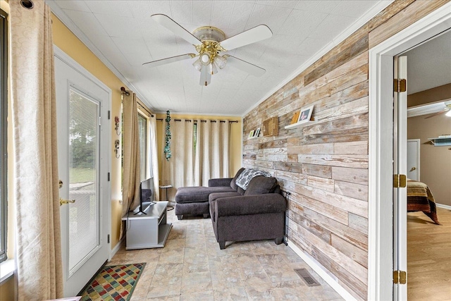 sunroom with ceiling fan