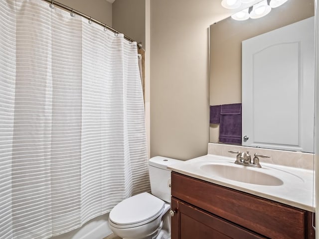 bathroom with a shower with shower curtain, vanity, and toilet