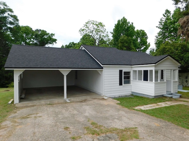 view of front of house featuring a front lawn and a carport