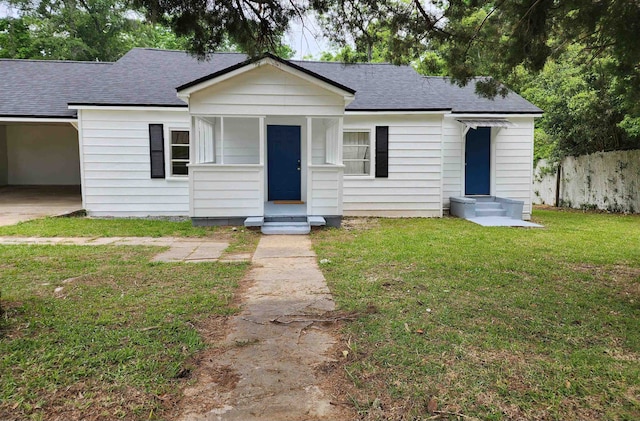 view of front of property featuring a front lawn