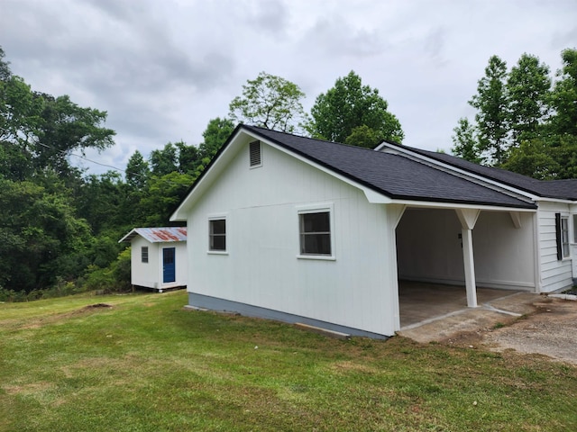 118 N Virginia St, Quincy, FL 32351 - view of side of property featuring a yard, an attached carport, roof with shingles, and driveway