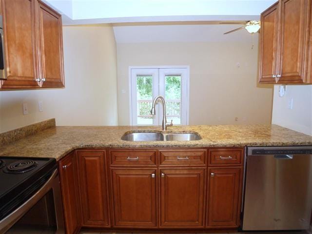 kitchen featuring kitchen peninsula, ceiling fan, sink, and appliances with stainless steel finishes