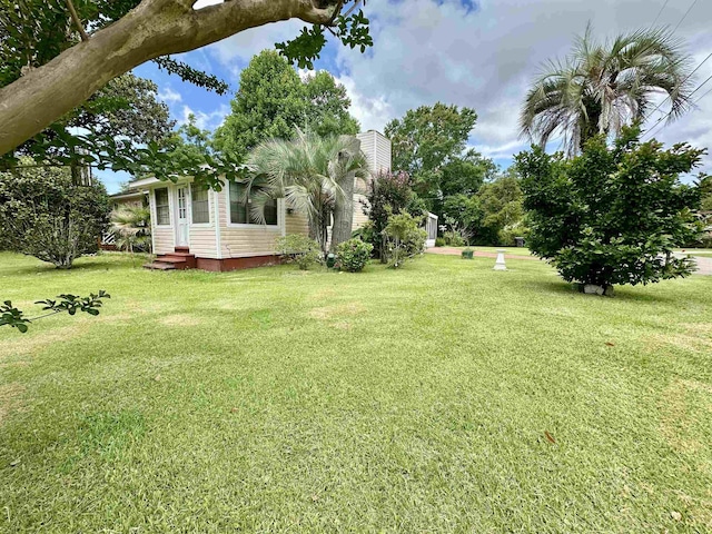 508 NE 3rd St, Havana, FL 32333 - view of green lawn featuring entry steps