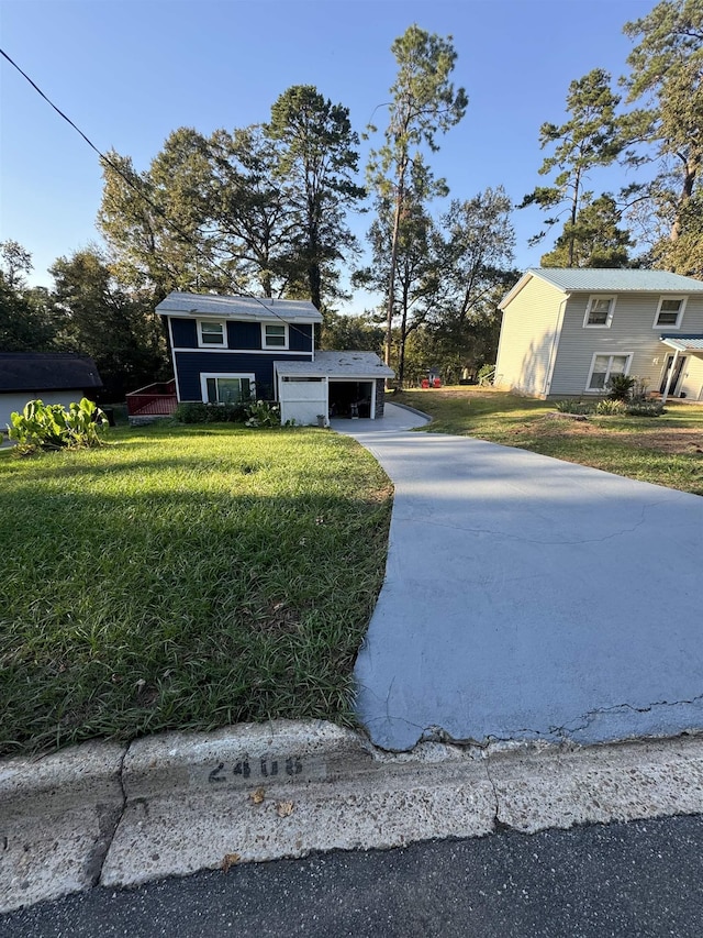 bi-level home featuring a front lawn