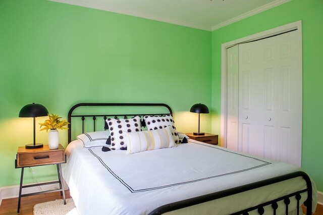 696 Lupine Ln, Tallahassee, FL 32308 - bedroom featuring wood finished floors, crown molding, and a closet