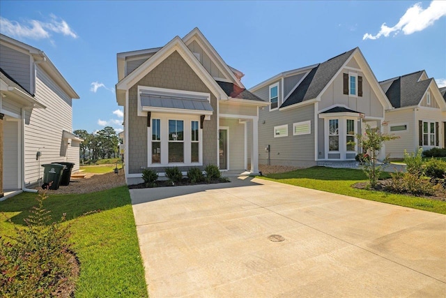 view of front of property featuring a front lawn