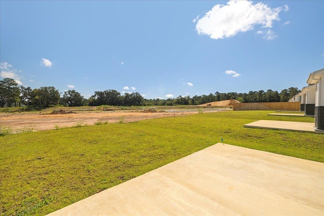 view of yard featuring a rural view