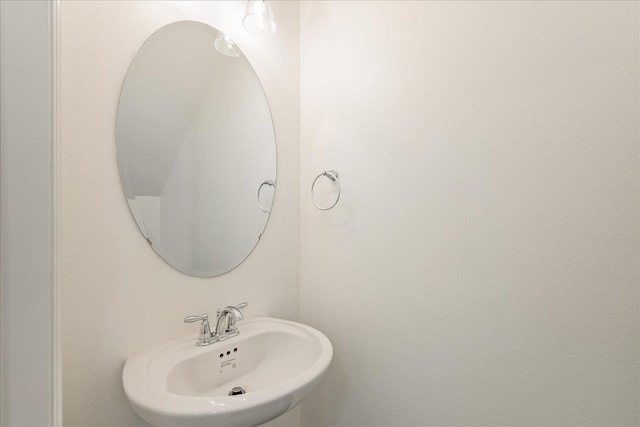 bathroom featuring sink