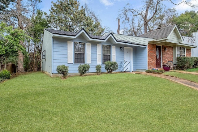 ranch-style house featuring a front yard