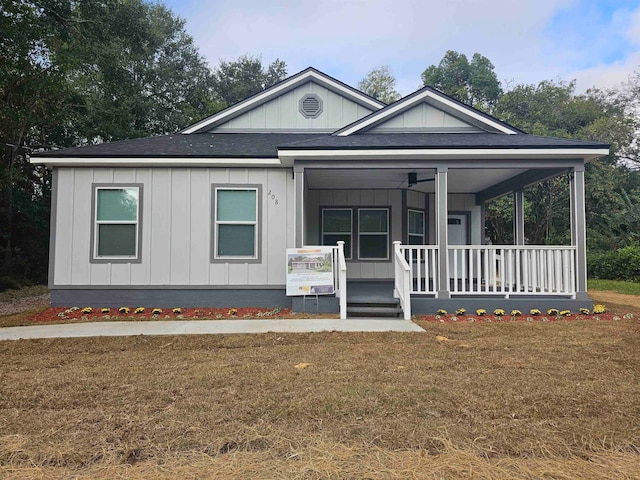 view of front of property featuring covered porch and a front lawn