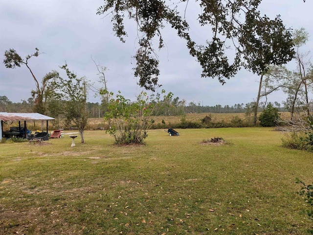 view of yard featuring a rural view