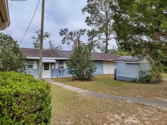 491 NE Dusty Miller Ave, Madison, FL 32340 - view of front of home featuring a front lawn