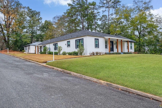 single story home featuring a porch and a front lawn