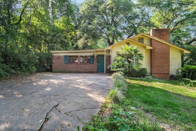 ranch-style house featuring a front lawn