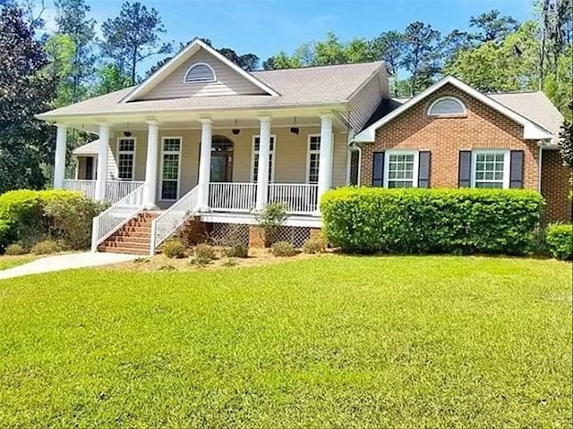 view of front facade featuring a porch and a front lawn