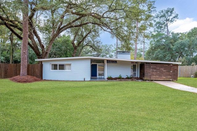 single story home with a front yard