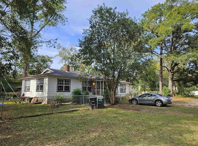 view of front facade featuring a front lawn