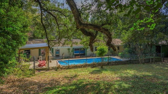 view of swimming pool with a lawn