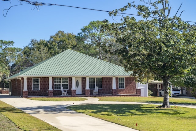 view of front of house with a front lawn