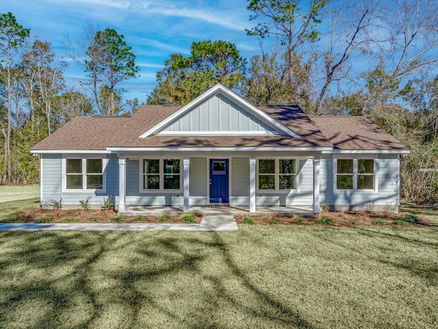 view of front facade featuring a front yard and covered porch