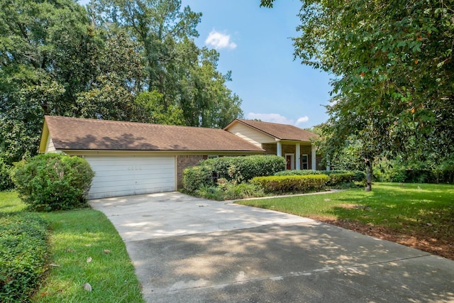 view of front facade featuring a garage and a front yard