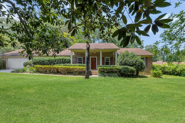 view of front of property featuring a front yard