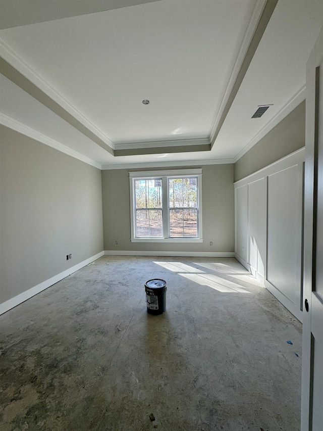 unfurnished room featuring a raised ceiling, visible vents, and baseboards