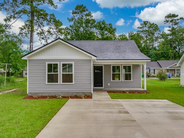 view of front of house featuring a front lawn