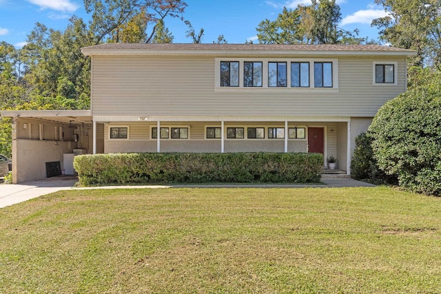 view of front of property featuring a front lawn